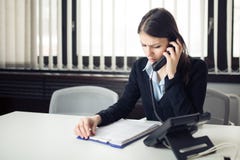 Λήψη του κακού τηλεφωνήματος ειδήσεων Να φανεί συγκεχυμένος ελέγχοντας τις σημειώσεις και τη γραφική εργασία Διευθυντής που λύνει στοκ φωτογραφία με δικαίωμα ελεύθερης χρήσης Λήψη του κακού τηλεφωνήματος ειδήσεων Να φανεί συγκεχυμένος ελέγχοντας τις σημειώσεις και τη γραφική εργασία Διευθυντής που λύνει στοκ φωτογραφία με δικαίωμα ελεύθερης χρήσης