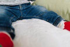 Λίγη περιτύλιξη ποδιών αγοριών μικρών παιδιών στοκ εικόνα Λίγη περιτύλιξη ποδιών αγοριών μικρών παιδιών στοκ εικόνα