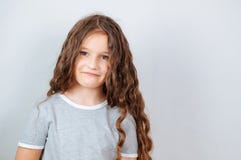 Λίγη τοποθέτηση κοριτσιών παιδιών στο στούντιο Τέλειο συναισθηματικό παιδί μόδας πορτρέτου Όμορφο καυκάσιο παιδί προσώπου 6-7 έτη στοκ φωτογραφία με δικαίωμα ελεύθερης χρήσης Λίγη τοποθέτηση κοριτσιών παιδιών στο στούντιο Τέλειο συναισθηματικό παιδί μόδας πορτρέτου Όμορφο καυκάσιο παιδί προσώπου 6-7 έτη στοκ φωτογραφία με δικαίωμα ελεύθερης χρήσης