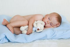 Λίγο αγοράκι, που κοιμάται με το teddy παιχνίδι στοκ εικόνα Λίγο αγοράκι, που κοιμάται με το teddy παιχνίδι στοκ εικόνα