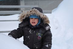 Λίγο αγοράκι που περπατά το χειμώνα στο χιόνι στο ναυπηγείο στοκ φωτογραφίες με δικαίωμα ελεύθερης χρήσης Λίγο αγοράκι που περπατά το χειμώνα στο χιόνι στο ναυπηγείο στοκ φωτογραφίες με δικαίωμα ελεύθερης χρήσης