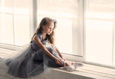 Λίγο λατρευτό νέο ballerina σε μια εύθυμη διάθεση στο διά στοκ φωτογραφίες με δικαίωμα ελεύθερης χρήσης Λίγο λατρευτό νέο ballerina σε μια εύθυμη διάθεση στο διά στοκ φωτογραφίες με δικαίωμα ελεύθερης χρήσης