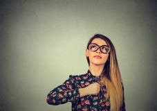 Λίγο γλυκό superheroine Βέβαια γυναίκα στα γυαλιά Ανθρώπινη έκφραση προσώπου συγκινήσεων στοκ εικόνα με δικαίωμα ελεύθερης χρήσης Λίγο γλυκό superheroine Βέβαια γυναίκα στα γυαλιά Ανθρώπινη έκφραση προσώπου συγκινήσεων στοκ εικόνα με δικαίωμα ελεύθερης χρήσης