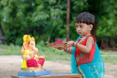 Λίγο ινδικό παιδί κοριτσιών με το ganesha και την επίκληση Λόρδου, ινδικό φεστιβάλ ganesh στοκ εικόνες Λίγο ινδικό παιδί κοριτσιών με το ganesha και την επίκληση Λόρδου, ινδικό φεστιβάλ ganesh στοκ εικόνες