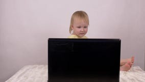Λίγο καυκάσιο κορίτσι ξανθό εξετάζει τα γέλια lap-top υπολογιστών και τους μορφασμούς, κινηματογράφηση σε πρώτο πλάνο, συγκινήσει απόθεμα βίντεο Λίγο καυκάσιο κορίτσι ξανθό εξετάζει τα γέλια lap-top υπολογιστών και τους μορφασμούς, κινηματογράφηση σε πρώτο πλάνο, συγκινήσει απόθεμα βίντεο