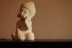 Λίγος ύπνος του Βούδα ειρηνικά σε μια θέση συνεδρίασης στοκ εικόνες Λίγος ύπνος του Βούδα ειρηνικά σε μια θέση συνεδρίασης στοκ εικόνες