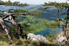 Λίμνη Perucac, άποψη Banjska Stena, βουνό Tara, δυτική Σερβία Στοκ φωτογραφίες με δικαίωμα ελεύθερης χρήσης Λίμνη Perucac, άποψη Banjska Stena, βουνό Tara, δυτική Σερβία Στοκ φωτογραφίες με δικαίωμα ελεύθερης χρήσης