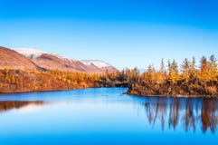 Λίμνη βουνών tundra, βαθύ φθινόπωρο στη χερσόνησο Taimyr κοντά σε Norilsk στοκ φωτογραφία με δικαίωμα ελεύθερης χρήσης Λίμνη βουνών tundra, βαθύ φθινόπωρο στη χερσόνησο Taimyr κοντά σε Norilsk στοκ φωτογραφία με δικαίωμα ελεύθερης χρήσης