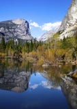 Λίμνη καθρεφτών - εθνικό πάρκο Yosemite στοκ εικόνες με δικαίωμα ελεύθερης χρήσης Λίμνη καθρεφτών - εθνικό πάρκο Yosemite στοκ εικόνες με δικαίωμα ελεύθερης χρήσης