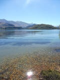 Λίμνη και βουνά με το χιόνι στην κορυφή, wanaka Νέα Ζηλανδία στοκ εικόνες Λίμνη και βουνά με το χιόνι στην κορυφή, wanaka Νέα Ζηλανδία στοκ εικόνες