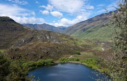 Λίμνη και λόφοι διαμαντιών κοντά σε Wanaka στη Νέα Ζηλανδία στοκ εικόνα με δικαίωμα ελεύθερης χρήσης Λίμνη και λόφοι διαμαντιών κοντά σε Wanaka στη Νέα Ζηλανδία στοκ εικόνα με δικαίωμα ελεύθερης χρήσης