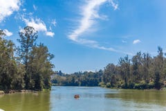 Λίμνη με τις βάρκες, όμορφος βόστρυχος στο υπόβαθρο, Ooty, Ινδία, στις 19 Αυγούστου 2016 στοκ εικόνα Λίμνη με τις βάρκες, όμορφος βόστρυχος στο υπόβαθρο, Ooty, Ινδία, στις 19 Αυγούστου 2016 στοκ εικόνα
