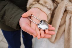 Λαβή Newlyweds το κάστρο υπό μορφή καρδιάς στοκ φωτογραφία με δικαίωμα ελεύθερης χρήσης Λαβή Newlyweds το κάστρο υπό μορφή καρδιάς στοκ φωτογραφία με δικαίωμα ελεύθερης χρήσης