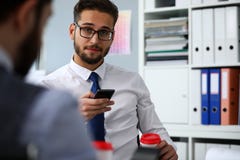 Λαβή επιχειρηματιών στο φλυτζάνι εγγράφου όπλων του καυτού φρέσκου καφέ στοκ εικόνα Λαβή επιχειρηματιών στο φλυτζάνι εγγράφου όπλων του καυτού φρέσκου καφέ στοκ εικόνα
