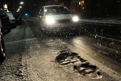Λακκούβες με το αυτοκίνητο τη νύχτα Λακκούβες με το αυτοκίνητο τη νύχτα
