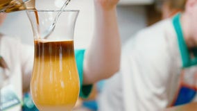 Λαμπιρίζοντας φλάουτα σαμπάνιας στο δίσκο με το κεράσι απόθεμα βίντεο Λαμπιρίζοντας φλάουτα σαμπάνιας στο δίσκο με το κεράσι απόθεμα βίντεο