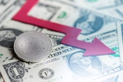 Λαμπρό ασημένιο νόμισμα cryptocurrency ζ-ΜΕΤΡΗΤΩΝ με την αρνητική διαγραμμάτων τρισδιάστατη απόδοση ελλείμματος συντριβής baisse στοκ φωτογραφία Λαμπρό ασημένιο νόμισμα cryptocurrency ζ-ΜΕΤΡΗΤΩΝ με την αρνητική διαγραμμάτων τρισδιάστατη απόδοση ελλείμματος συντριβής baisse στοκ φωτογραφία