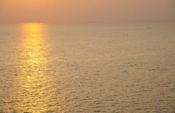 Λαμπρός ωκεανός κάτω από το ηλιοβασίλεμα στοκ φωτογραφία με δικαίωμα ελεύθερης χρήσης Λαμπρός ωκεανός κάτω από το ηλιοβασίλεμα στοκ φωτογραφία με δικαίωμα ελεύθερης χρήσης