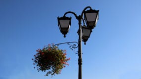Λαμπτήρας οδών με το δοχείο λουλουδιών εικονική παράσταση πόλης &alp στοκ εικόνες με δικαίωμα ελεύθερης χρήσης Λαμπτήρας οδών με το δοχείο λουλουδιών εικονική παράσταση πόλης &alp στοκ εικόνες με δικαίωμα ελεύθερης χρήσης