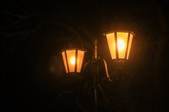 Λαμπτήρας οδών τη νύχτα στην πόλη Κινηματογράφηση σε πρώτο πλάνο στοκ φωτογραφία Λαμπτήρας οδών τη νύχτα στην πόλη Κινηματογράφηση σε πρώτο πλάνο στοκ φωτογραφία