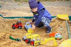 Λατρευτό παιχνίδι αγοράκι σε ένα Sandbox την ημέρα φθινοπώρου Παιχνίδια άμμου σε ένα Sandbox στοκ εικόνες με δικαίωμα ελεύθερης χρήσης Λατρευτό παιχνίδι αγοράκι σε ένα Sandbox την ημέρα φθινοπώρου Παιχνίδια άμμου σε ένα Sandbox στοκ εικόνες με δικαίωμα ελεύθερης χρήσης