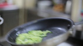 Λαχανικά τηγανητών μαγείρων σε ένα τηγανίζοντας τηγάνι απόθεμα βίντεο Λαχανικά τηγανητών μαγείρων σε ένα τηγανίζοντας τηγάνι απόθεμα βίντεο