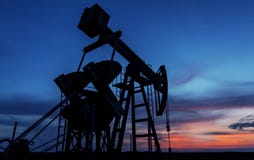 Λειτουργούντα πετρέλαιο και φυσικό αέριο που σχεδιάζουν περίγραμμα καλά στον ουρανό ηλιοβασιλέματος στοκ φωτογραφίες με δικαίωμα ελεύθερης χρήσης Λειτουργούντα πετρέλαιο και φυσικό αέριο που σχεδιάζουν περίγραμμα καλά στον ουρανό ηλιοβασιλέματος στοκ φωτογραφίες με δικαίωμα ελεύθερης χρήσης