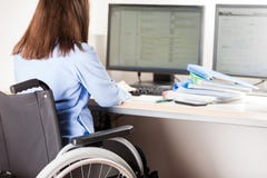 Λειτουργώντας υπολογιστής γραφείων γραφείων αναπηρικών καρεκλών συνεδρίασης άκυρων ή με ειδικές ανάγκες γυναικών στοκ εικόνες με δικαίωμα ελεύθερης χρήσης Λειτουργώντας υπολογιστής γραφείων γραφείων αναπηρικών καρεκλών συνεδρίασης άκυρων ή με ειδικές ανάγκες γυναικών στοκ εικόνες με δικαίωμα ελεύθερης χρήσης