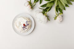 Λεπτά άσπρα peonies και κέικ σε ένα άσπρο υπόβαθρο στοκ φωτογραφίες Λεπτά άσπρα peonies και κέικ σε ένα άσπρο υπόβαθρο στοκ φωτογραφίες