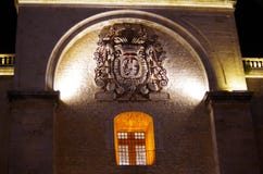 Λεπτομέρεια εκκλησιών: ασπίδα και παράθυρο στοκ εικόνες Λεπτομέρεια εκκλησιών: ασπίδα και παράθυρο στοκ εικόνες