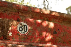 Λεπτομέρεια στο όριο ταχύτητας 80 σημάδι km/h στο οπίσθιο τμήμα του παλαιού φορτηγού απορρίψεων στοκ φωτογραφία με δικαίωμα ελεύθερης χρήσης Λεπτομέρεια στο όριο ταχύτητας 80 σημάδι km/h στο οπίσθιο τμήμα του παλαιού φορτηγού απορρίψεων στοκ φωτογραφία με δικαίωμα ελεύθερης χρήσης