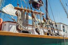Λεπτομέρεια των σχοινιών και ξάρτια ενός ψηλού σκάφους στοκ εικόνες Λεπτομέρεια των σχοινιών και ξάρτια ενός ψηλού σκάφους στοκ εικόνες