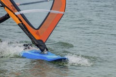 Λεπτομέρειες Windsurfing Ένα windsurfer οδηγά στη θάλασσα στοκ εικόνα Λεπτομέρειες Windsurfing Ένα windsurfer οδηγά στη θάλασσα στοκ εικόνα