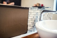 Λεπτομέρειες των εργασιών ανακαίνισης Λεπτομέρειες λουτρών με τα κεραμίδια μωσαϊκών και την κόλλα τσιμέντου στοκ εικόνες με δικαίωμα ελεύθερης χρήσης Λεπτομέρειες των εργασιών ανακαίνισης Λεπτομέρειες λουτρών με τα κεραμίδια μωσαϊκών και την κόλλα τσιμέντου στοκ εικόνες με δικαίωμα ελεύθερης χρήσης