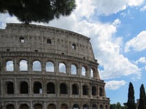 Λεπτομερής άποψη του εξωτερικού τοίχου του Colosseum στη Ρώμη ενάντια σε έναν μπλε νεφελώδη ουρανό στοκ εικόνες Λεπτομερής άποψη του εξωτερικού τοίχου του Colosseum στη Ρώμη ενάντια σε έναν μπλε νεφελώδη ουρανό στοκ εικόνες