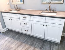 Λευκά σύγχρονα γραφεία λουτρών με countertop χαλαζία, δύο νεροχύτες και στρόφιγγες με το πάτωμα πετρών στοκ εικόνες με δικαίωμα ελεύθερης χρήσης Λευκά σύγχρονα γραφεία λουτρών με countertop χαλαζία, δύο νεροχύτες και στρόφιγγες με το πάτωμα πετρών στοκ εικόνες με δικαίωμα ελεύθερης χρήσης
