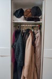 Λευκό γραφείο με σοβιετικό χειμερινό outerwear στοκ εικόνες με δικαίωμα ελεύθερης χρήσης Λευκό γραφείο με σοβιετικό χειμερινό outerwear στοκ εικόνες με δικαίωμα ελεύθερης χρήσης