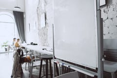 Λευκός πίνακας στο γραφείο από τη στενή προοπτική στοκ φωτογραφίες με δικαίωμα ελεύθερης χρήσης Λευκός πίνακας στο γραφείο από τη στενή προοπτική στοκ φωτογραφίες με δικαίωμα ελεύθερης χρήσης