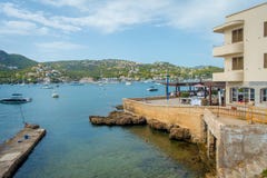 ΛΙΜΕΝΑΣ Δ ANDRATX, ΙΣΠΑΝΊΑ - 18 ΑΥΓΟΎΣΤΟΥ 2017: Andratx μαρίνα λιμένων στη Μαγιόρκα Βαλεαρίδες Νήσοι, με τα yatchs στο νερό και στοκ φωτογραφίες με δικαίωμα ελεύθερης χρήσης ΛΙΜΕΝΑΣ Δ ANDRATX, ΙΣΠΑΝΊΑ - 18 ΑΥΓΟΎΣΤΟΥ 2017: Andratx μαρίνα λιμένων στη Μαγιόρκα Βαλεαρίδες Νήσοι, με τα yatchs στο νερό και στοκ φωτογραφίες με δικαίωμα ελεύθερης χρήσης