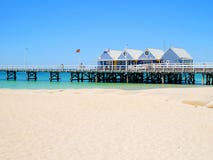 Λιμενοβραχίονας Busselton μια ηλιόλουστη ημέρα με τους τουρίστες μπροστά από το souveni στοκ εικόνα Λιμενοβραχίονας Busselton μια ηλιόλουστη ημέρα με τους τουρίστες μπροστά από το souveni στοκ εικόνα