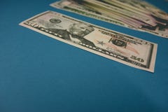 λογαριασμός πενήντα δολαρίων σε ένα μπλε υπόβαθρο που μελετάται μέσω μιας ενίσχυσης - γυαλί στοκ εικόνα με δικαίωμα ελεύθερης χρήσης λογαριασμός πενήντα δολαρίων σε ένα μπλε υπόβαθρο που μελετάται μέσω μιας ενίσχυσης - γυαλί στοκ εικόνα με δικαίωμα ελεύθερης χρήσης