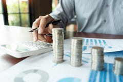 Λογιστής επιχειρηματιών που υπολογίζει στα έγγραφα στοιχείων και το σωρό σωρών των νομισμάτων, η επένδυση χρημάτων αποταμίευσης ο στοκ φωτογραφίες με δικαίωμα ελεύθερης χρήσης Λογιστής επιχειρηματιών που υπολογίζει στα έγγραφα στοιχείων και το σωρό σωρών των νομισμάτων, η επένδυση χρημάτων αποταμίευσης ο στοκ φωτογραφίες με δικαίωμα ελεύθερης χρήσης