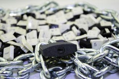 Λογοκρισία, περιορισμοί και περιορισμοί στο διαδίκτυο έννοια, κλειδιά από τα πληκτρολόγια υπολογιστών στο αλυσοδεμένο διάστημα κα στοκ φωτογραφίες με δικαίωμα ελεύθερης χρήσης Λογοκρισία, περιορισμοί και περιορισμοί στο διαδίκτυο έννοια, κλειδιά από τα πληκτρολόγια υπολογιστών στο αλυσοδεμένο διάστημα κα στοκ φωτογραφίες με δικαίωμα ελεύθερης χρήσης