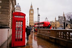 Λονδίνο, UK 12 Φεβρουαρίου: Παραδοσιακό κόκκινο τηλεφωνικό κιβώτιο στη βροχερή ημέρα με το Big Ben και κόκκινο λεωφορείο στο υπόβ στοκ εικόνες Λονδίνο, UK 12 Φεβρουαρίου: Παραδοσιακό κόκκινο τηλεφωνικό κιβώτιο στη βροχερή ημέρα με το Big Ben και κόκκινο λεωφορείο στο υπόβ στοκ εικόνες