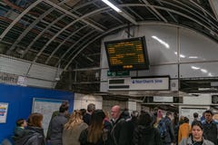 Λονδίνο, UK - 05, το Μάρτιο του 2019: Ο σταθμός τράπεζας στο Μετρό του Λονδίνου στη ώρα κυκλοφοριακής αιχμής στοκ φωτογραφίες Λονδίνο, UK - 05, το Μάρτιο του 2019: Ο σταθμός τράπεζας στο Μετρό του Λονδίνου στη ώρα κυκλοφοριακής αιχμής στοκ φωτογραφίες