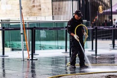 Λονδίνο, UK - 04, τον Οκτώβριο του 2018: Ένα πλυντήριο πλένει την οδό του Λονδίνου με υψηλό πλυντήριο τη νύχτα στην οδό στοκ εικόνες Λονδίνο, UK - 04, τον Οκτώβριο του 2018: Ένα πλυντήριο πλένει την οδό του Λονδίνου με υψηλό πλυντήριο τη νύχτα στην οδό στοκ εικόνες