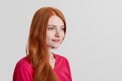 Λοξά το πορτρέτο της στοχαστικής φακιδοπρόσωπης πιπερόριζας που το θηλυκό πρότυπο θυμάται μερικές ευχάριστες στιγμές στη ζωή, κοι στοκ εικόνα Λοξά το πορτρέτο της στοχαστικής φακιδοπρόσωπης πιπερόριζας που το θηλυκό πρότυπο θυμάται μερικές ευχάριστες στιγμές στη ζωή, κοι στοκ εικόνα