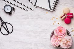 Λουλούδια, macarons, ριγωτά άχυρα εγγράφου και άλλη χαριτωμένη ουσία στοκ εικόνες Λουλούδια, macarons, ριγωτά άχυρα εγγράφου και άλλη χαριτωμένη ουσία στοκ εικόνες