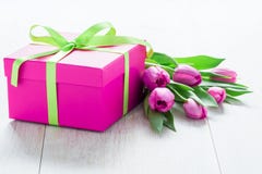 Λουλούδια και Giftbox τουλιπών στον αγροτικό πίνακα για την 8η Μαρτίου, Internati Λουλούδια και Giftbox τουλιπών στον αγροτικό πίνακα για την 8η Μαρτίου, Internati