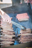 Λουκάνικο sizzle που μαγειρεύει σε μια σχάρα στοκ φωτογραφία Λουκάνικο sizzle που μαγειρεύει σε μια σχάρα στοκ φωτογραφία